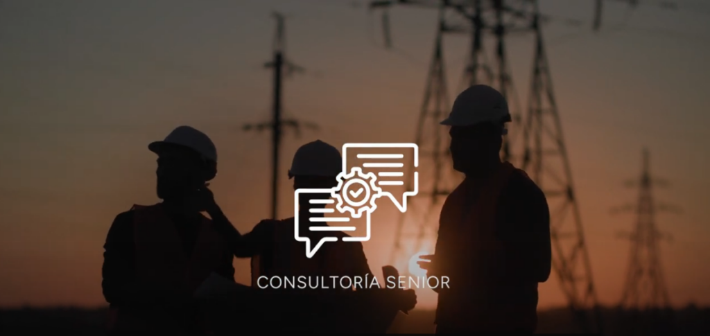 Tres ingenieros consultores en un proyecto de energía eléctrica al atardecer, con icono de consultoría senior.